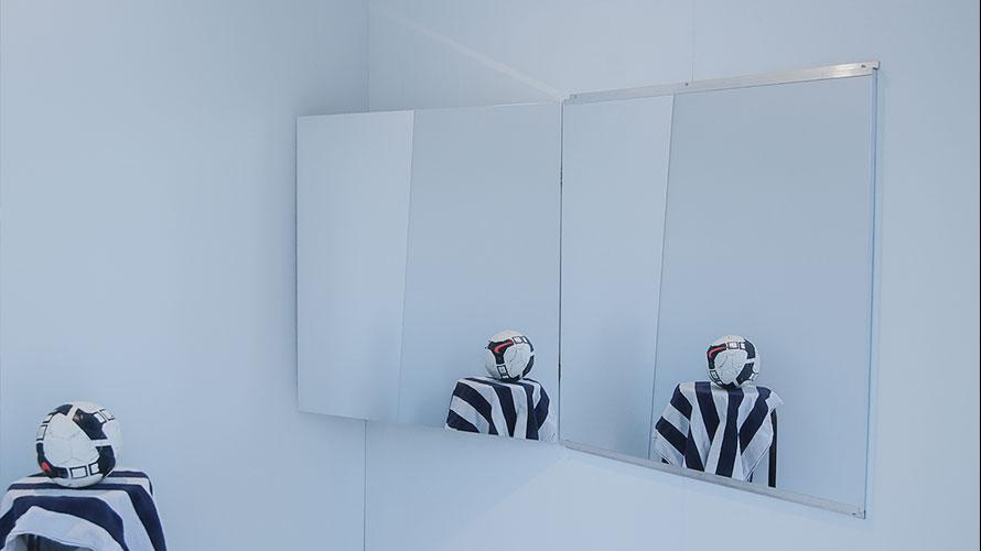 Foldable wall mirror